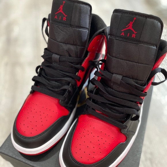 🎉SOLD ELSEWHERE🎉 Men’s AirJordan 1Mid Nike Shoes - Picture 2 of 11